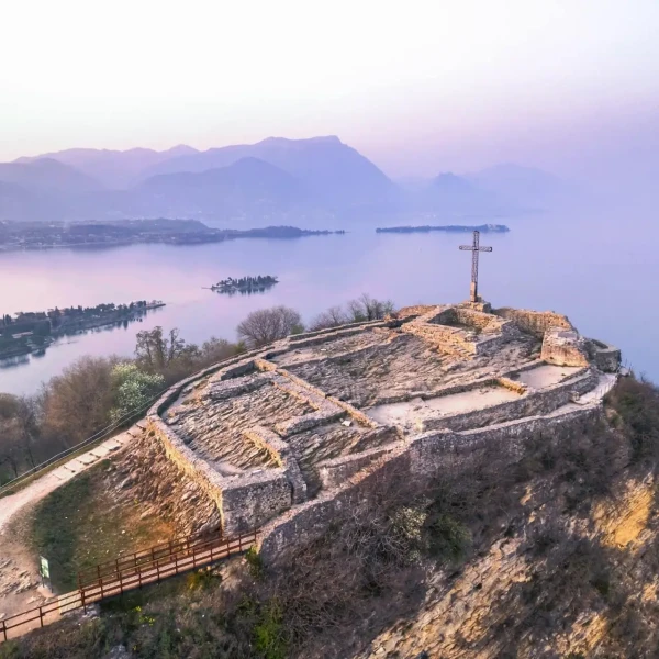 Vista aerea del sito archeologico con croce sul Lago d'Iseo.